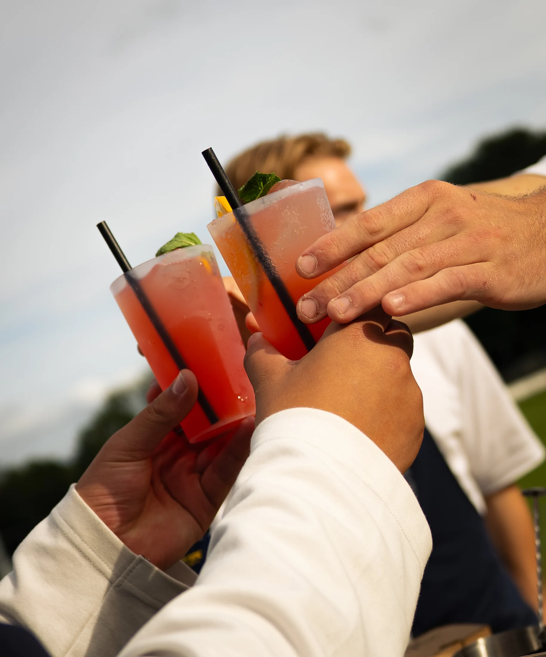 Gasten proosten met cocktails op een Zestbar-evenement