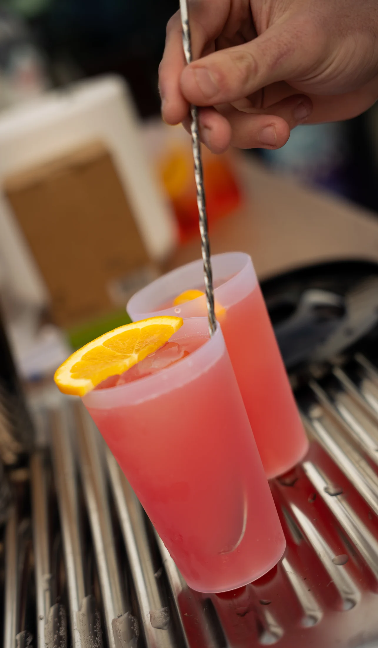 Roze drankjes worden geroerd en gegarneerd