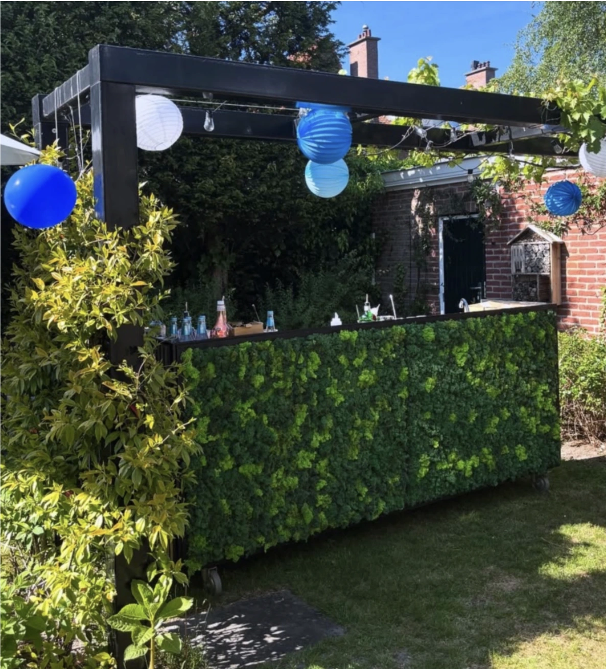 De volledige mobiele Zestbar op locatie, met zwart frame, houten werkblad en een groen mosfront