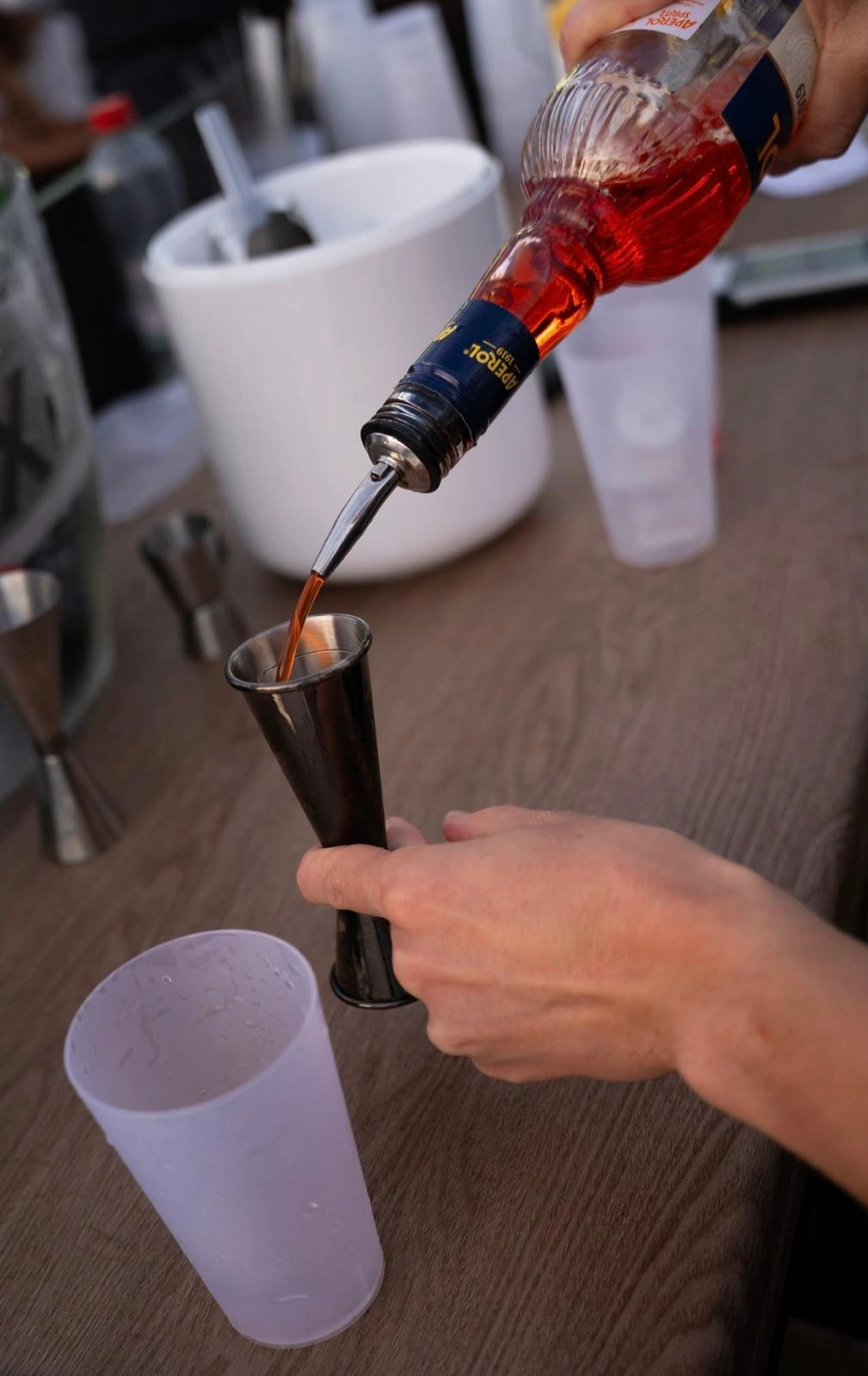 Detail van het afmeten van Aperol met een barmaatje
